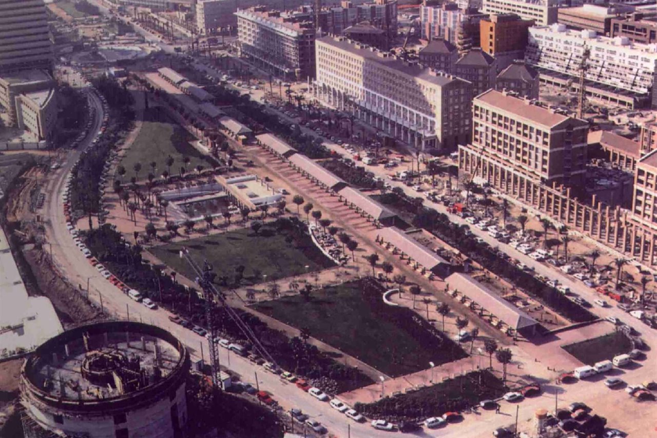  El planteamiento urbano de la Villa Olímpica de Barcelona'92 fue realizado por Josep Martorell, Oriol Bohigas, David Mackay y Albert Puigdomenech. 