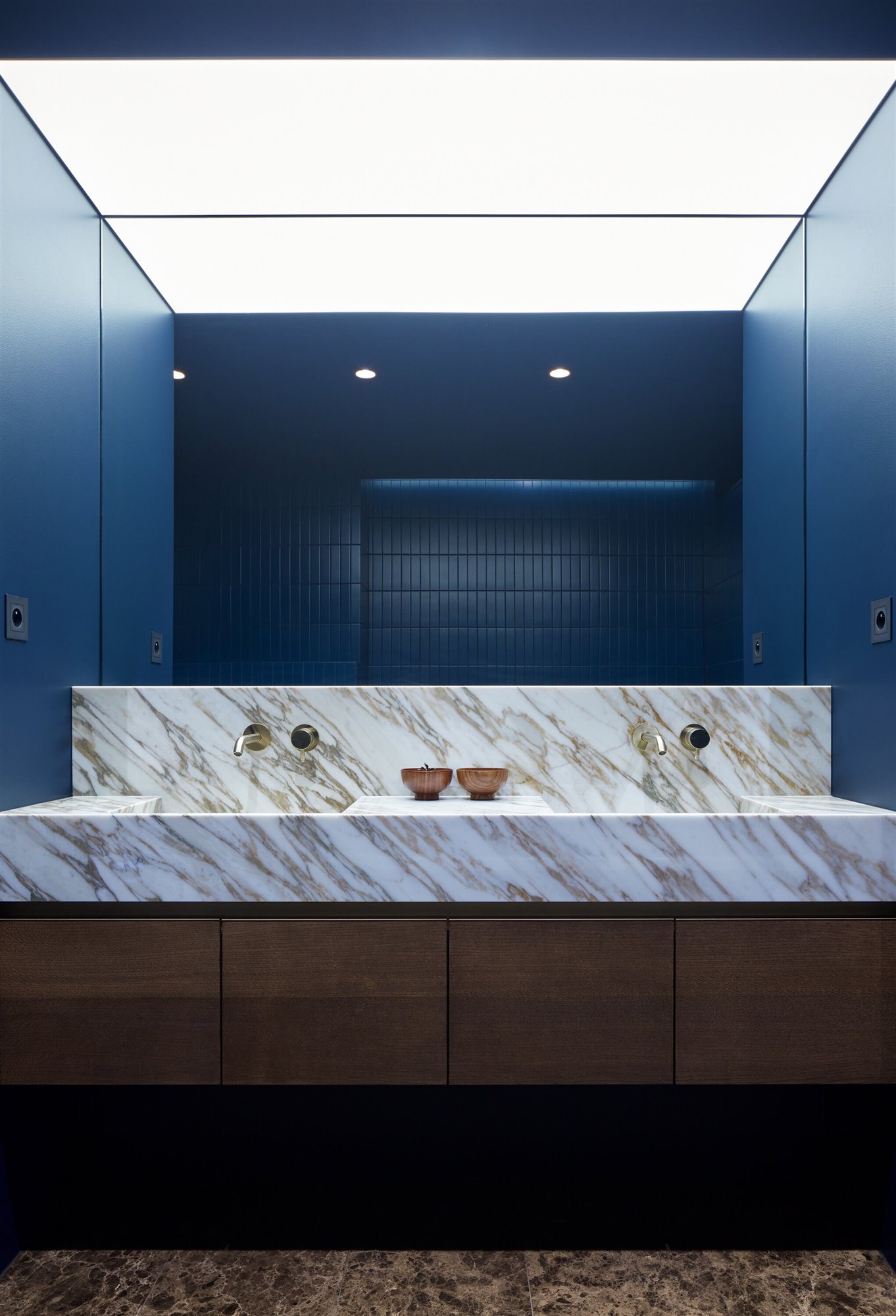 baño azul lavabo mármol casa praga