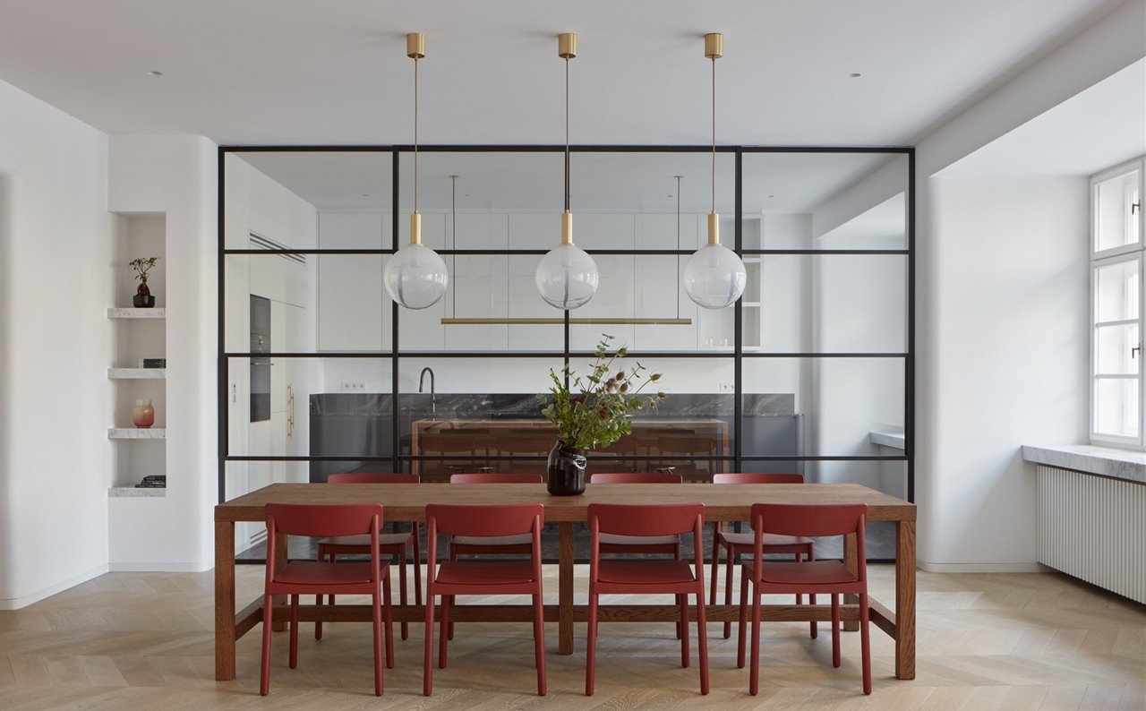 El comedor de la casa con la cocina al fondo