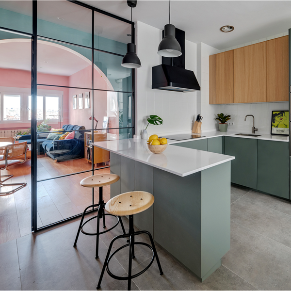 El color verde del mobiliario es un tono que transmite serenidad a la propietaria de la cocina.
