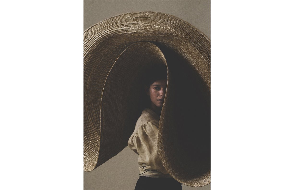 Sombrero escultórico de casi dos metros, de eliurpí, que la diseñadora y su pareja tienen expuesto en su estudio como una escultura. Es una pieza única, inspirada en la icónica pamela Le Grand Hat, de la firma barcelonesa.