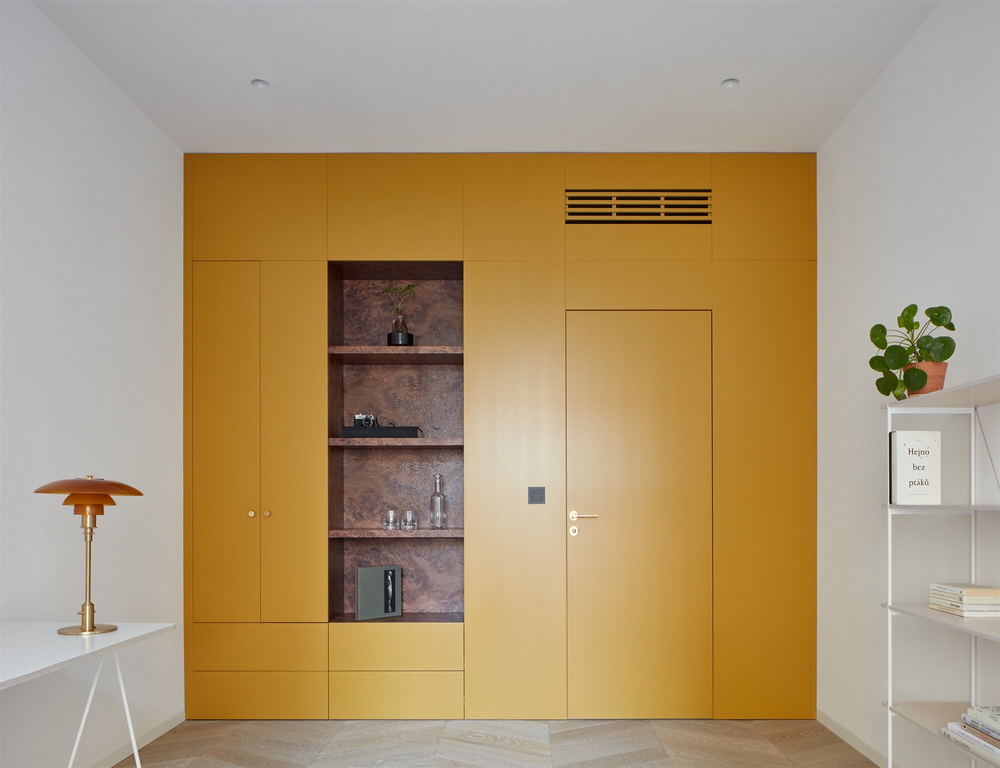 estudio armario blanco casa de praga