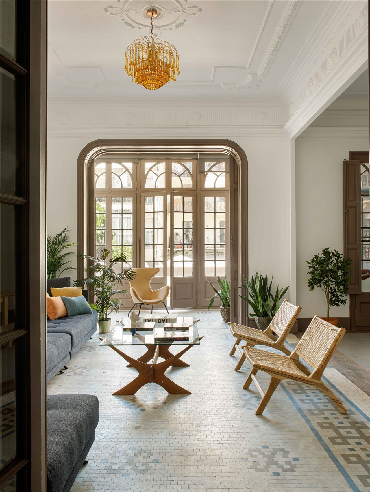 En esta oficina del centro de Barcelona, Pelusa Studio apostó por un interiorismo cálido, que pone en valor los elementos señoriales y clásicos de este edificio de principios del siglo XX.