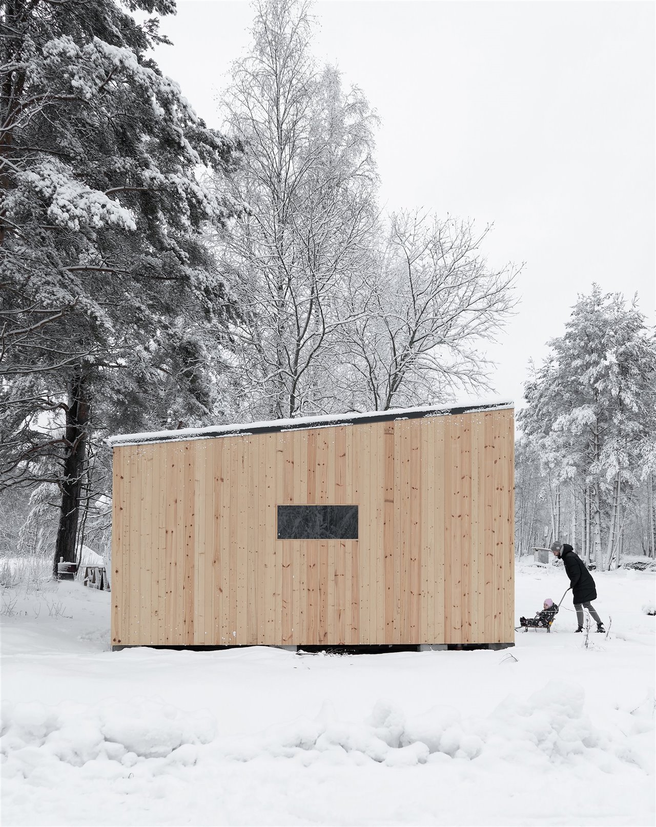 De diseño minimalista, el interior de la cabaña es cómodo, cálido y está totalmente equipado para sus habitantes.