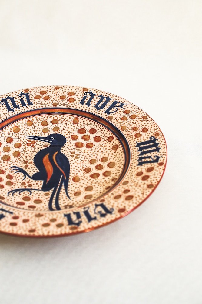 Plato de cerámica de Manises con ave y letra gótica. La loza dorada de Manises alcanzó su máximo apogeo durante el siglo XV coincidiendo con el auge cultural y económico de la ciudad de Valencia.