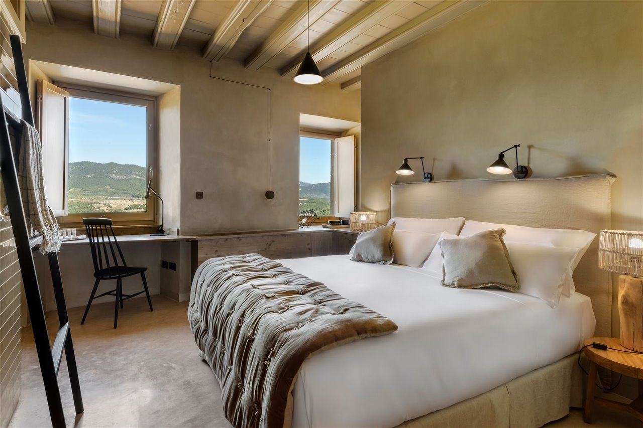 Un espacio boscoso que rodea las instalaciones del hotel desde donde es posible ver a corzos, zorros o jabalíes, así como disfrutar de jornadas de recogida de setas y trufa en estos meses del año.
