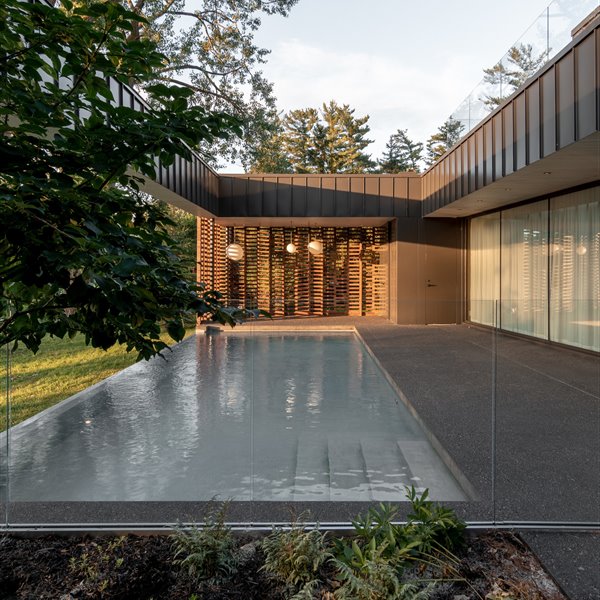Una casa junto al río que sigue las bases de la arquitectura moderna americana