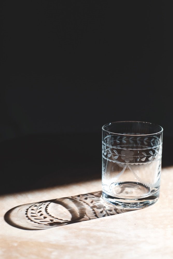 Vaso de paredes rectas y finas con un tallado que sigue un modelo historicista de origen inglés, realizado con vidrio soplado a boca en molde rodado. Casa Alía nos habla de España y de sus múltiples capas, desde la Prehistoria hasta hoy.