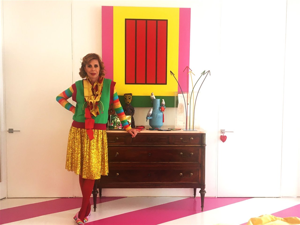 Agatha Ruiz de la Prada con la cómoda Luis XVI que heredó de su madre