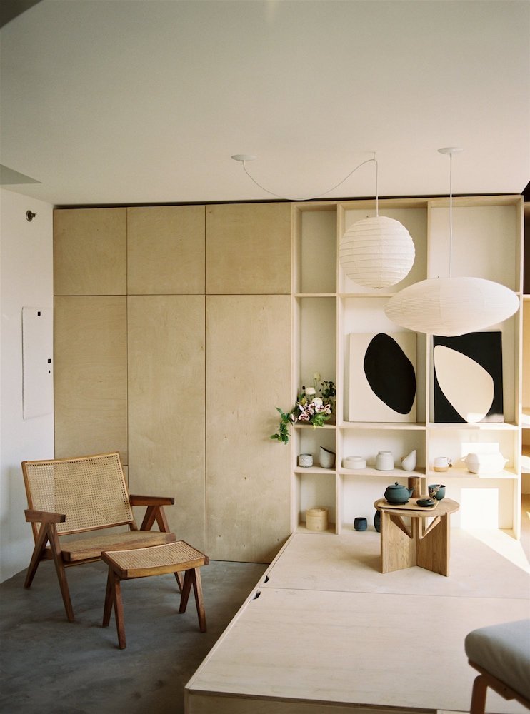 estudio-loft-en-nueva-york-con-decoracion-de-interiores-en-color-beige-estudio-con-butaca-de-madera 9e3487dd 1484x2000
