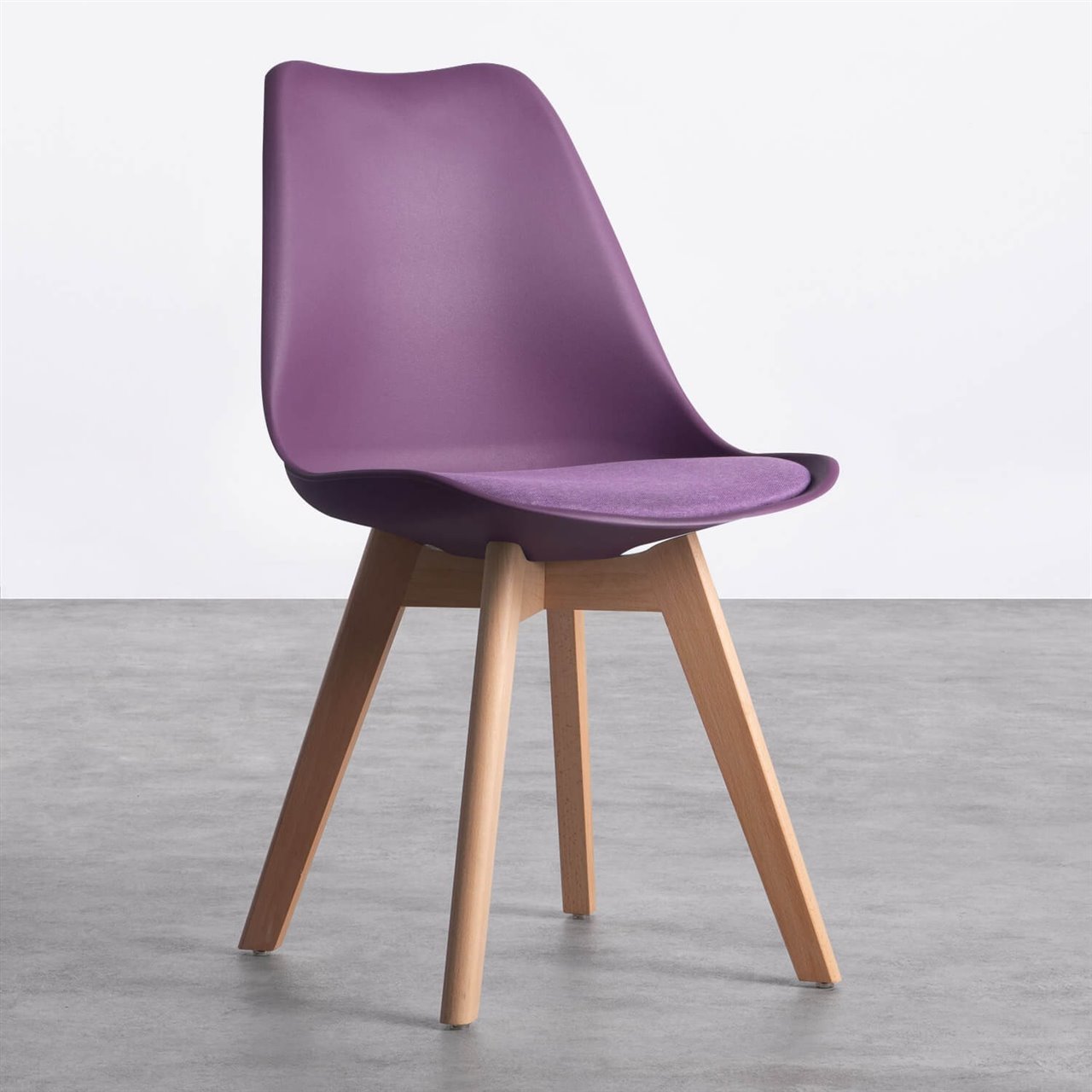 Silla en color Very Peri.