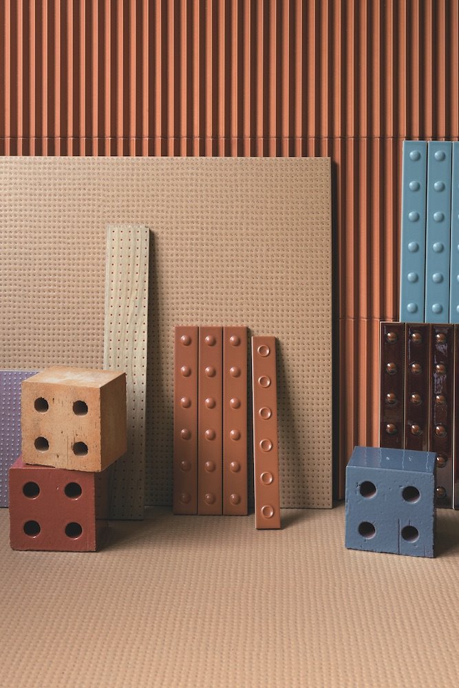 Los sonidos y aromas también tienen asociados recuerdos táctiles que influyen en nuestra percepción del lugar. En imagen, cerámica Ensemble, diseño de los Bouroullec para Mutina.