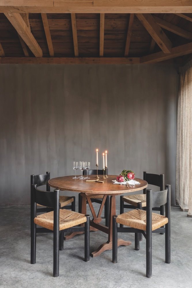 "Estamos en un momento en que tratamos de ser más táctiles, aumentar el contacto físico con nuestro entorno", afirma Jonathan Anderson. Fotografía de MUD Residence en Bélgica tomada por Andy Karstens.