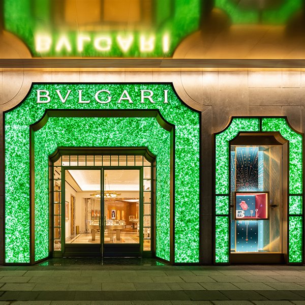 La nueva tienda de Bulgari en Shanghái está diseñada con botellas recicladas