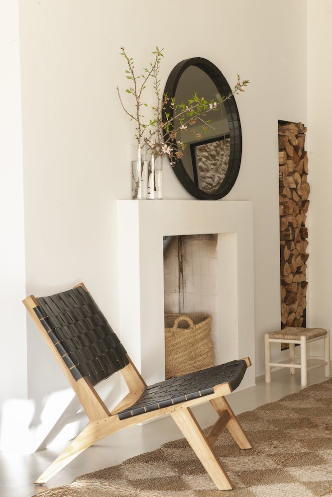 butaca con chimenea y espejo de estilo rustico