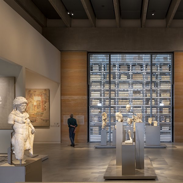 El museo incorpora galerías para exposiciones permanentes y temporales.