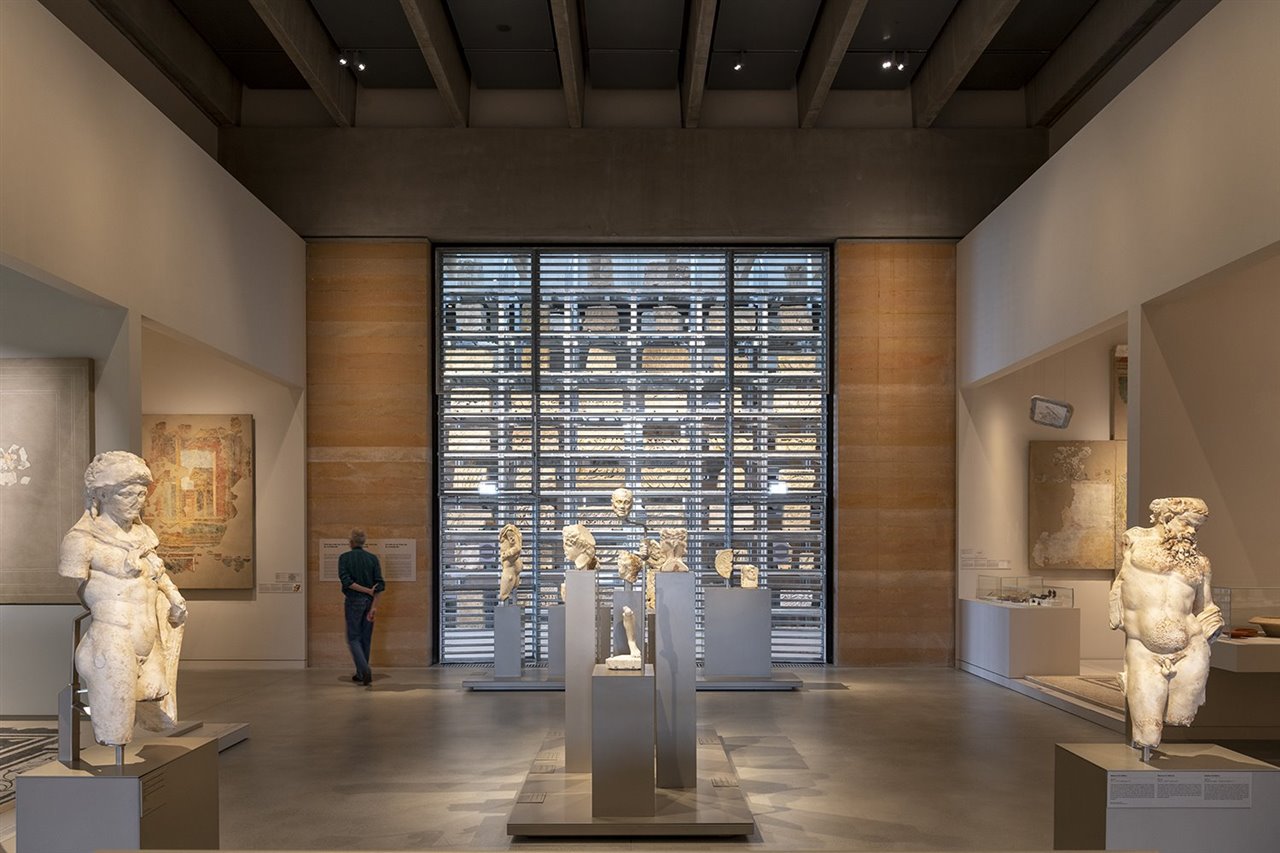 El museo incorpora galerías para exposiciones permanentes y temporales.