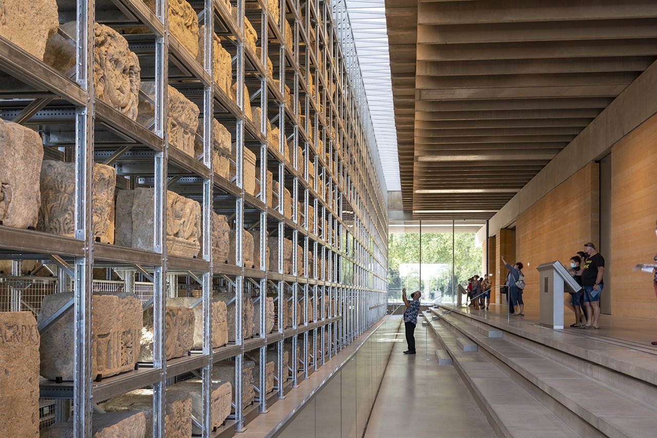 La pieza central del interior es el "Muro lapidario", una estructura que separa los espacios expositivos de las estancias dedicadas a la investigación y restauración.
