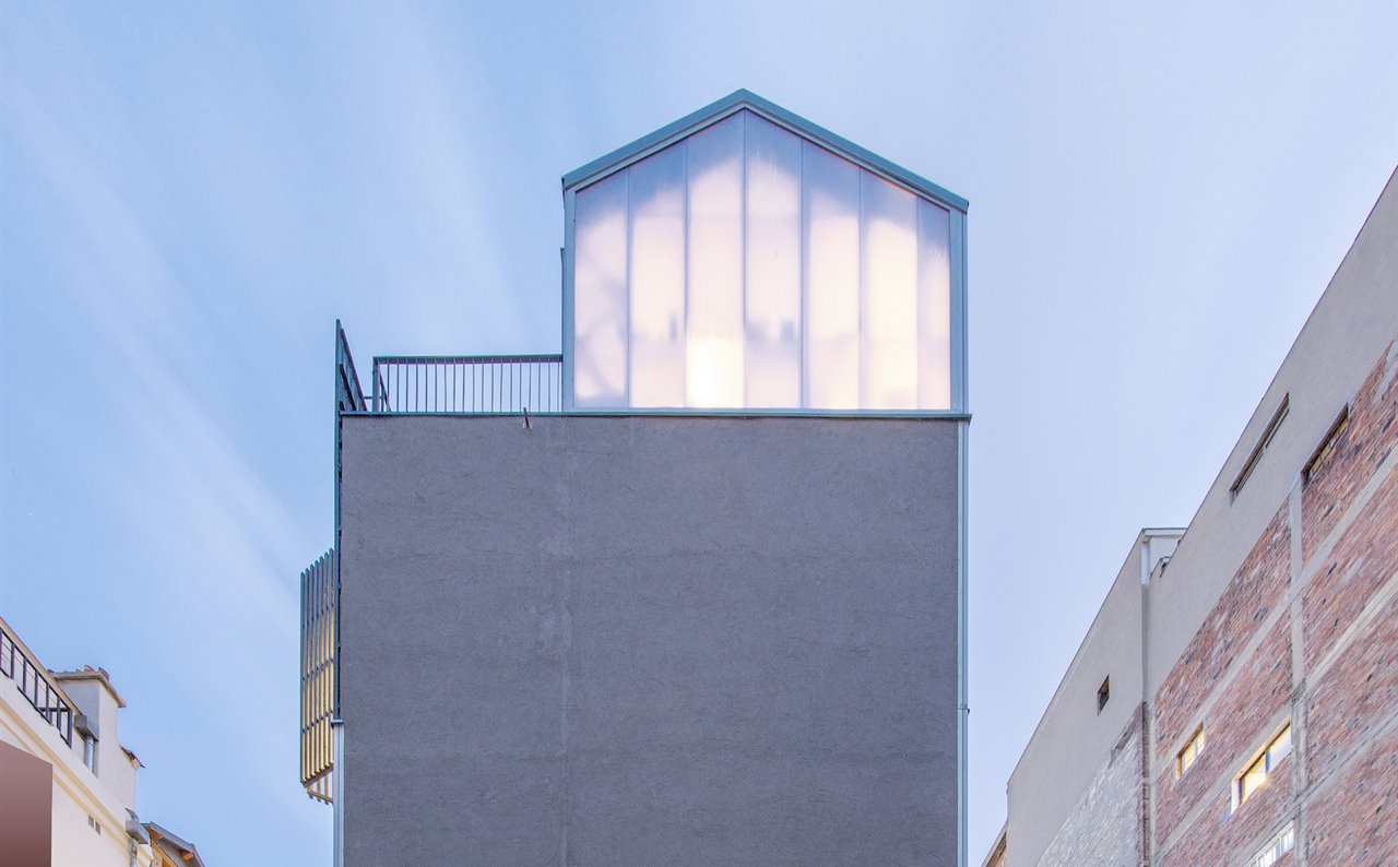 Una capa traslúcida remata el edificio creando un invernadero en la azotea.