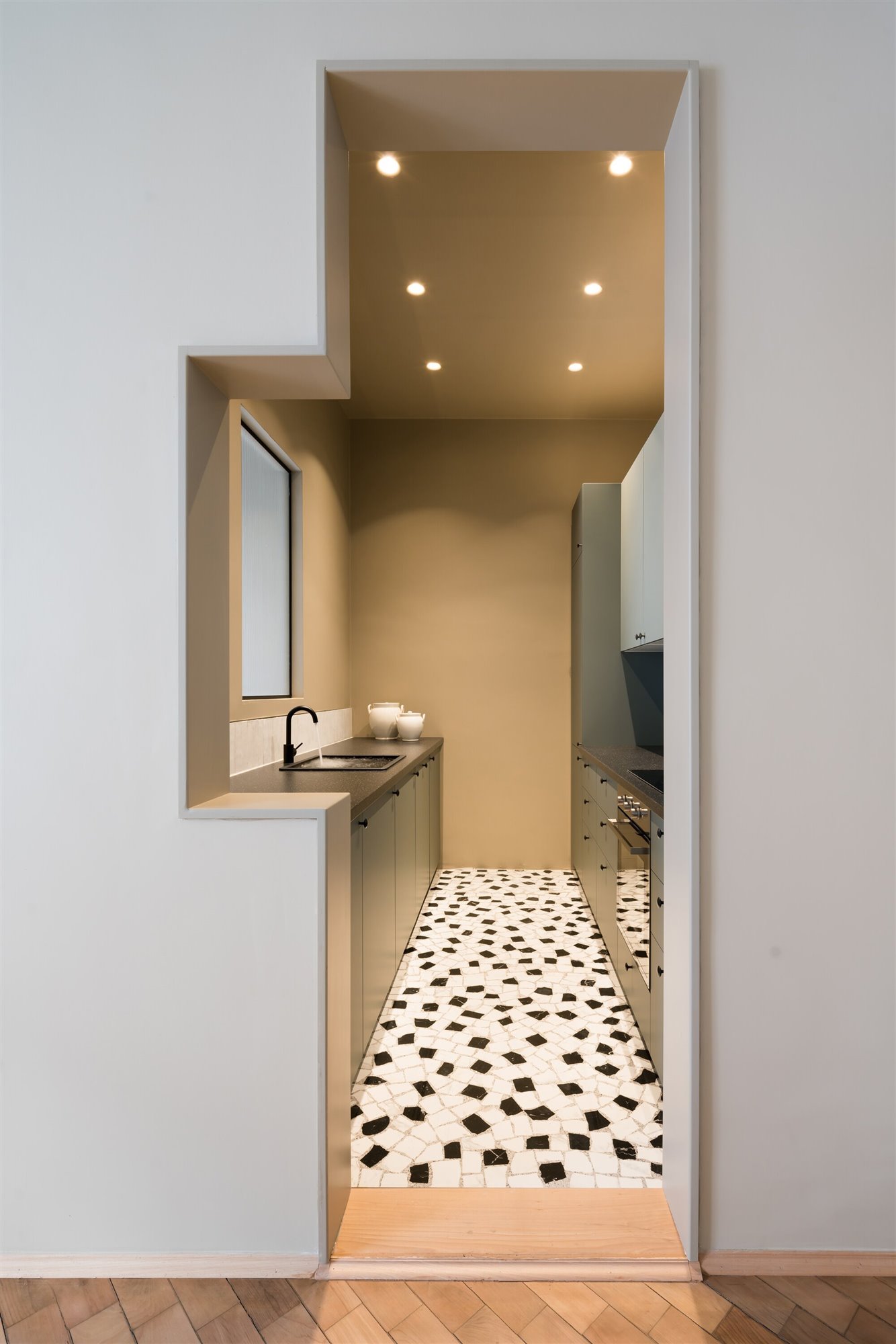 cocina suelo blanco y negro