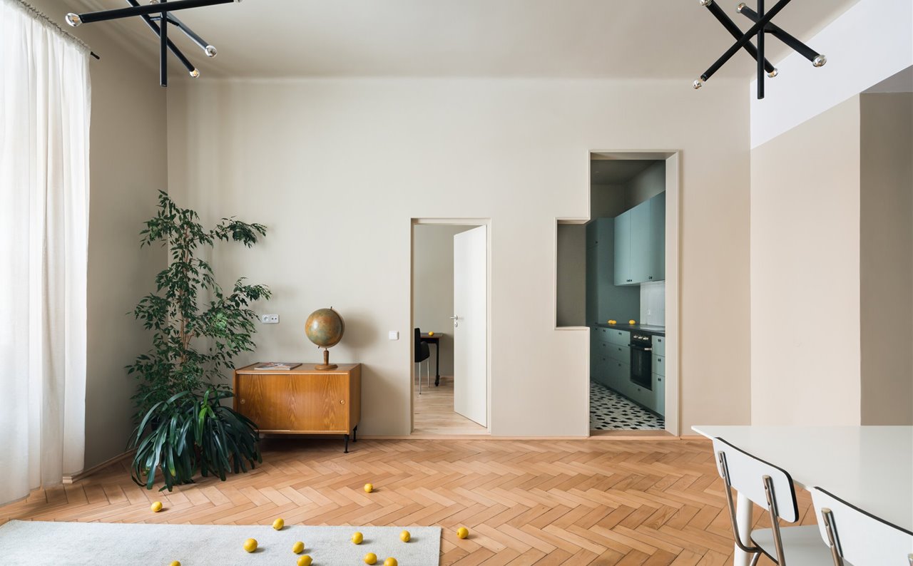 En la rehabilitación del apartamento, en Praga "todas las soluciones debían ser simples, funcionales y económicas", señalan los arquitectos.
