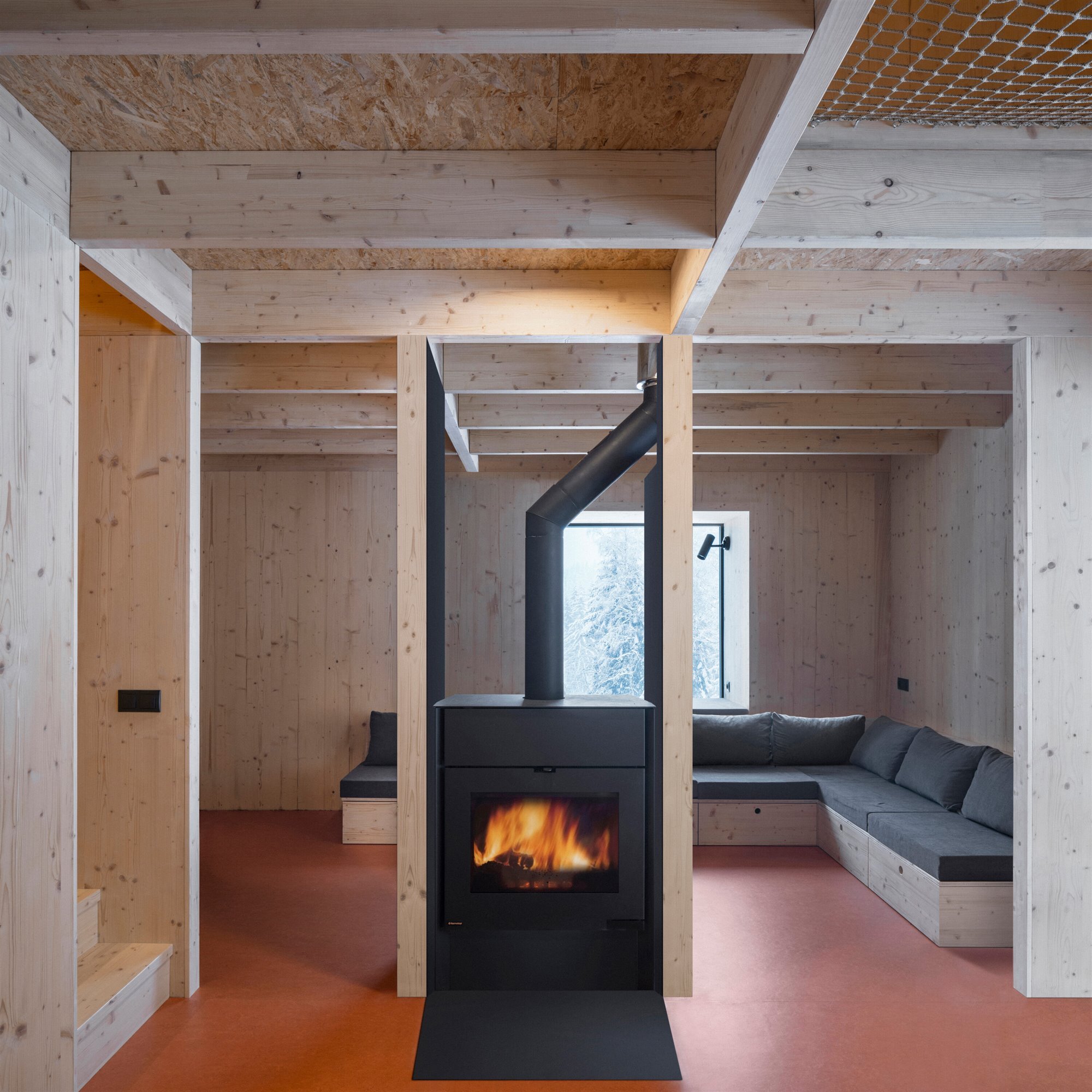 chimenea y salón de madera