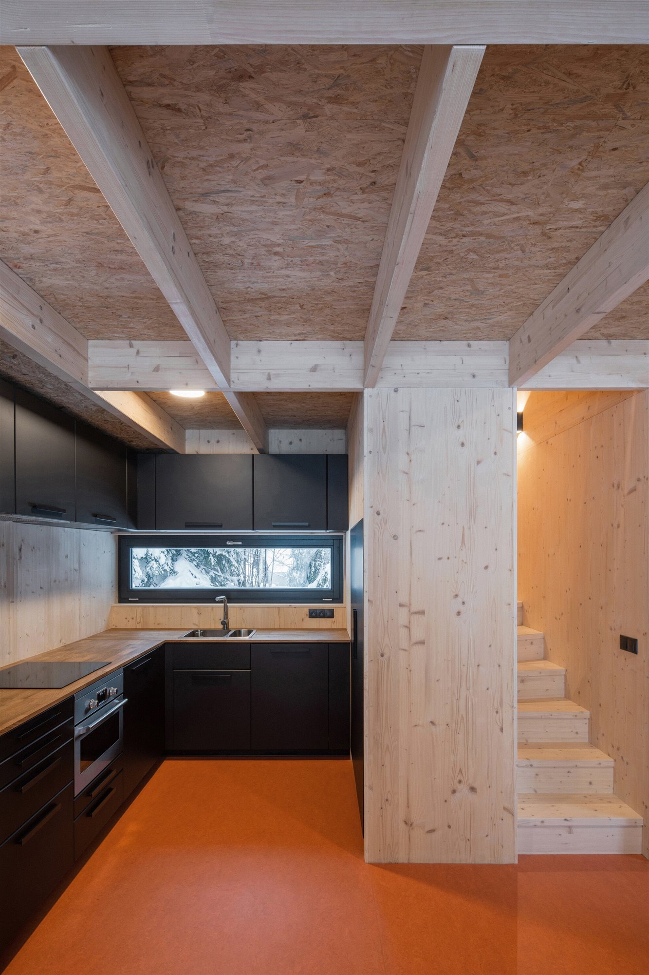 cocina negra cabaña madera