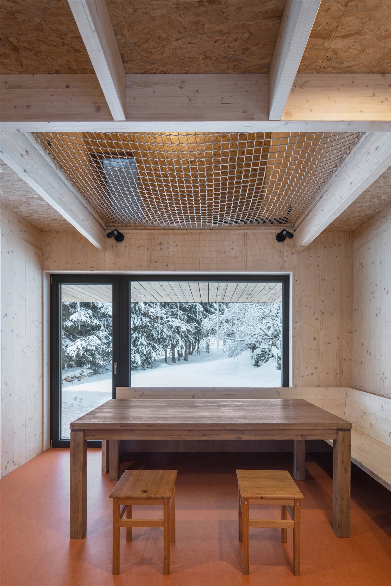 comedor mesa de madera y taburetes madera