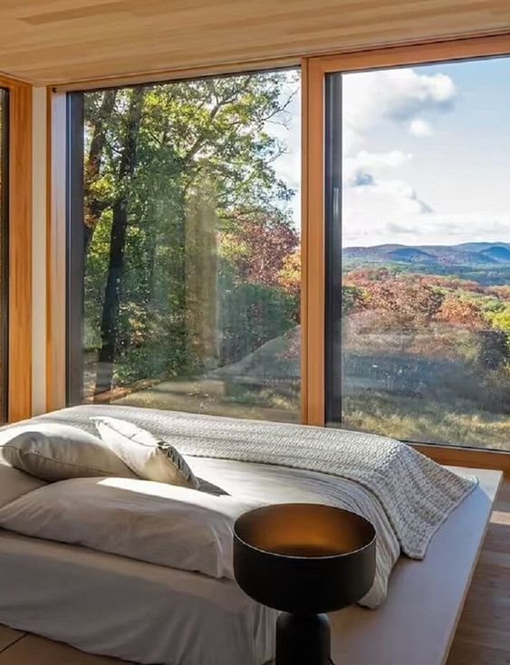 Las ventanas siempre con cortinas