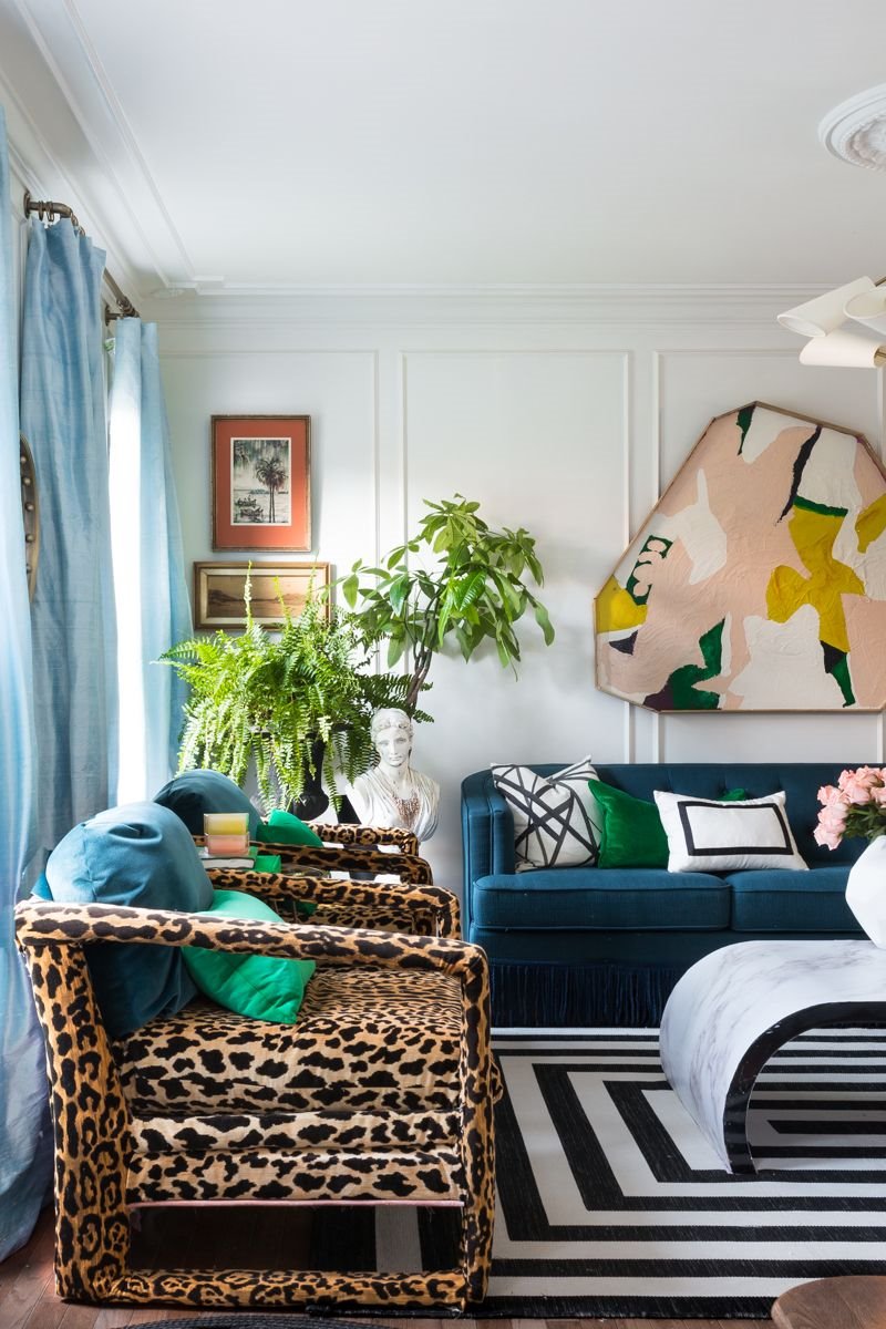 Salón con butacas con estampado de leopardo