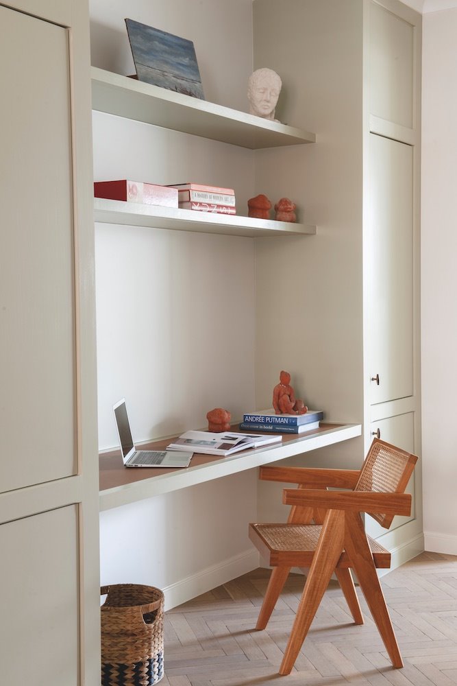 Propuesta de Atelier 10.8 en la que en el que se ha aprovechado el espacio entre armarios para habilitar un escritorio.