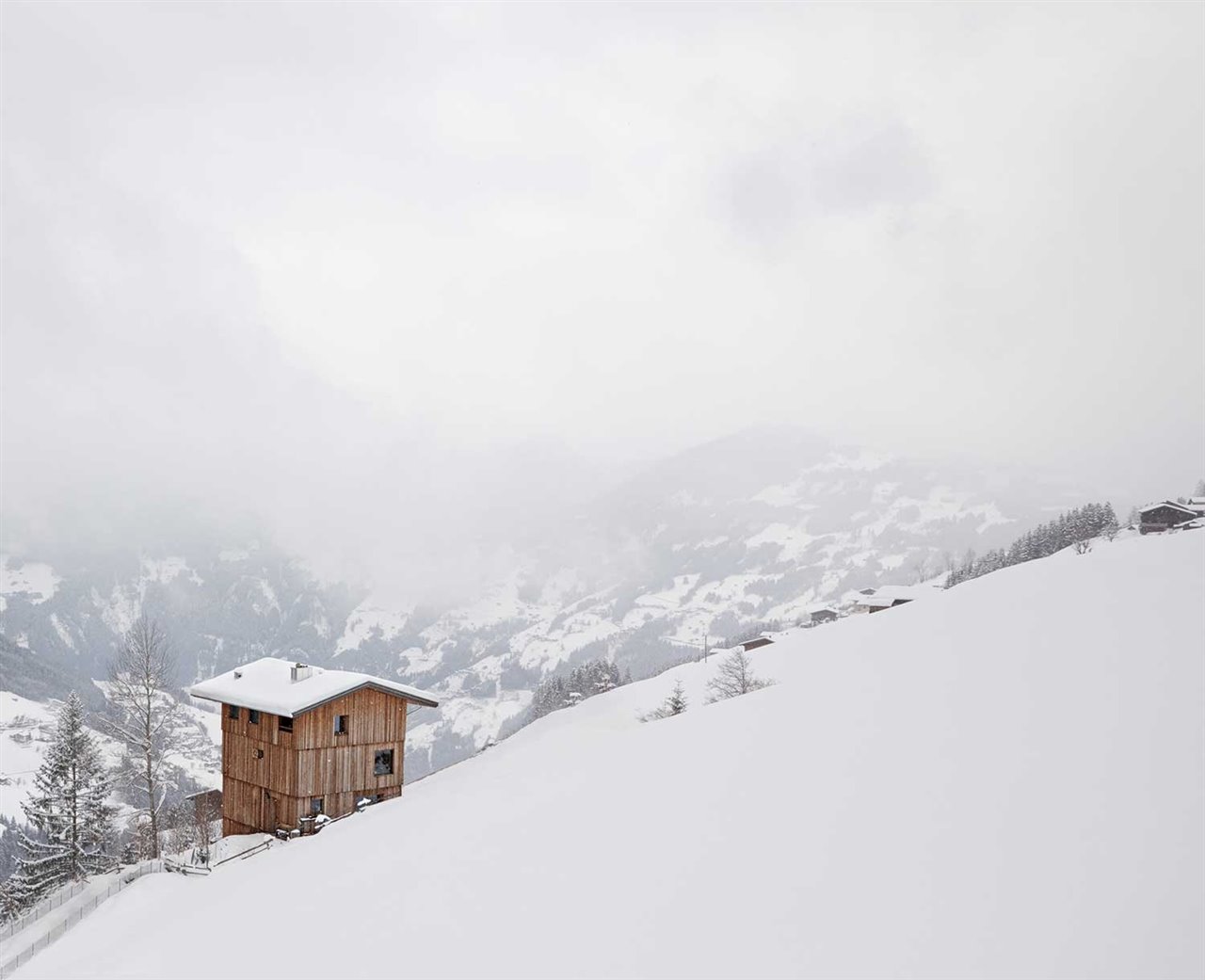 El retiro del cofundador del estudio de arquitectura e interiores alemán Holzrausch Tobias Petri es un refugio de montaña moderno y acogedor que se alza en las montañas del Tirol. 