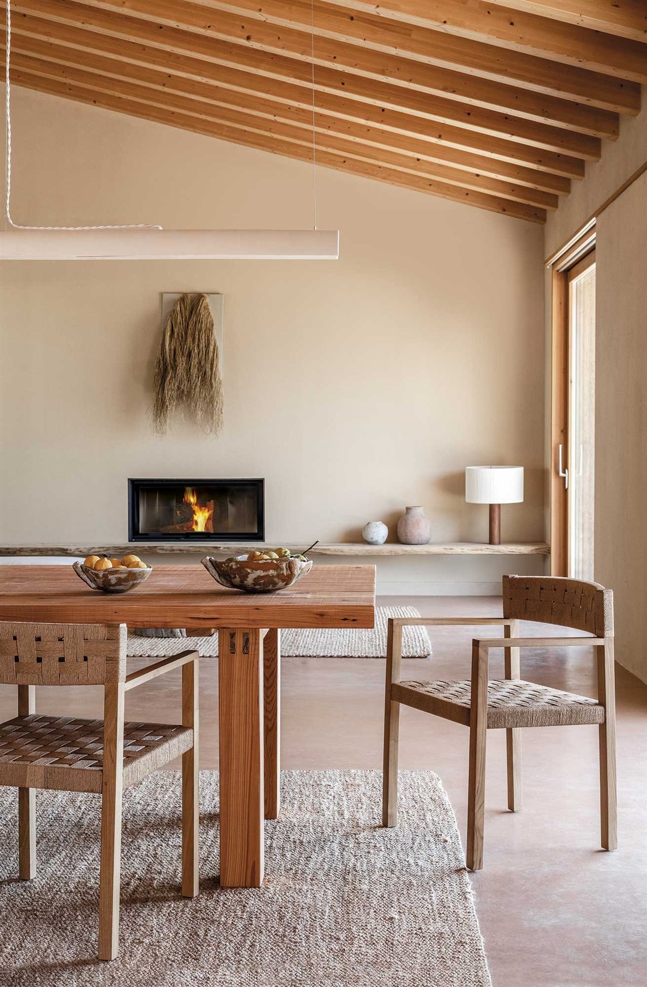 El call vermell, el suelo arcilloso rojizo típico de Mallorca, da forma a esta casa del estudio Munarq con una filosofía totalmente sostenible que evoca el paisaje rural.