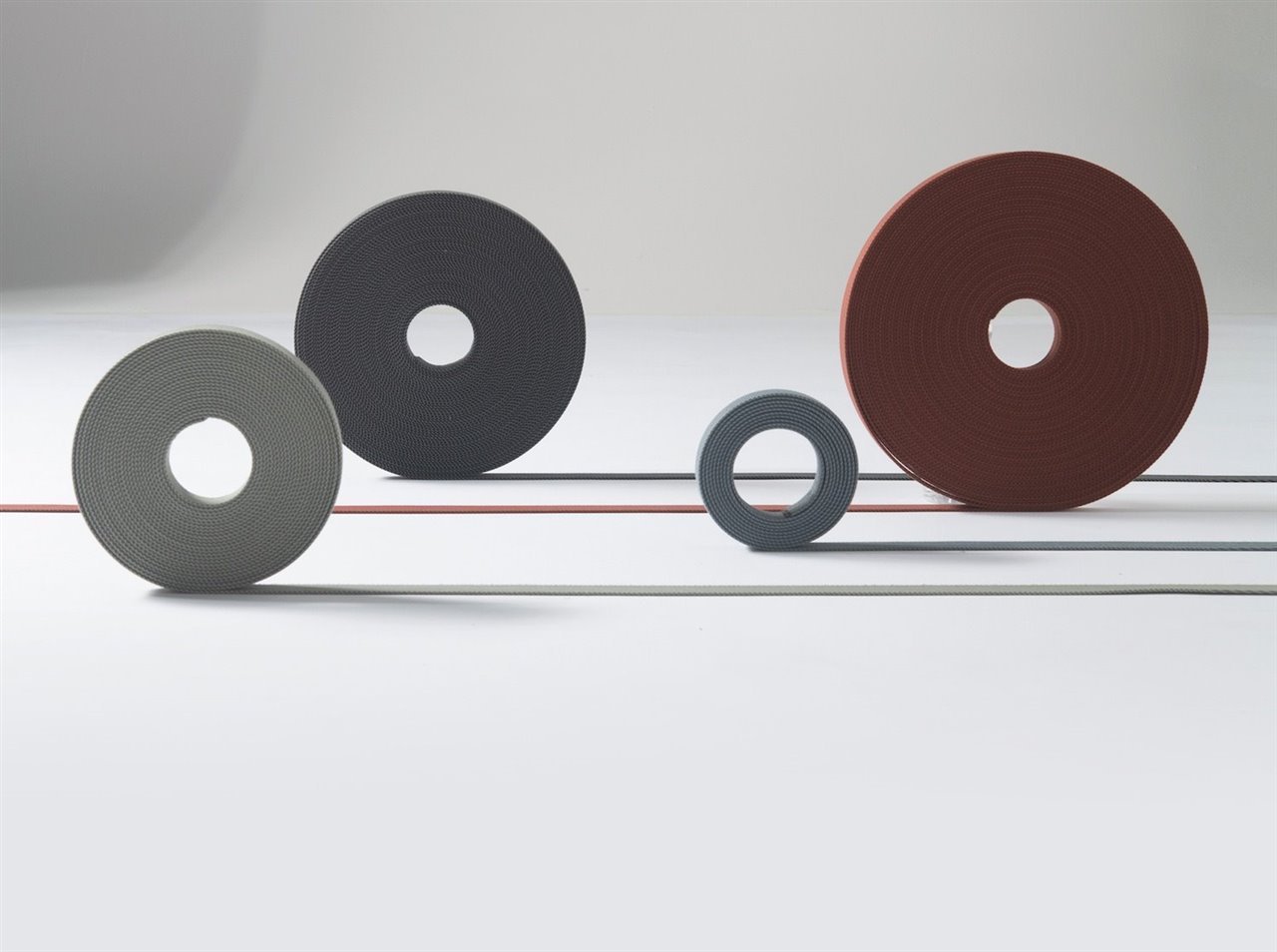 El hilo conductor de la colección Plusminus es la cinta textil especialmente desarrollada para poder realizar cualquier tipo de instalación.