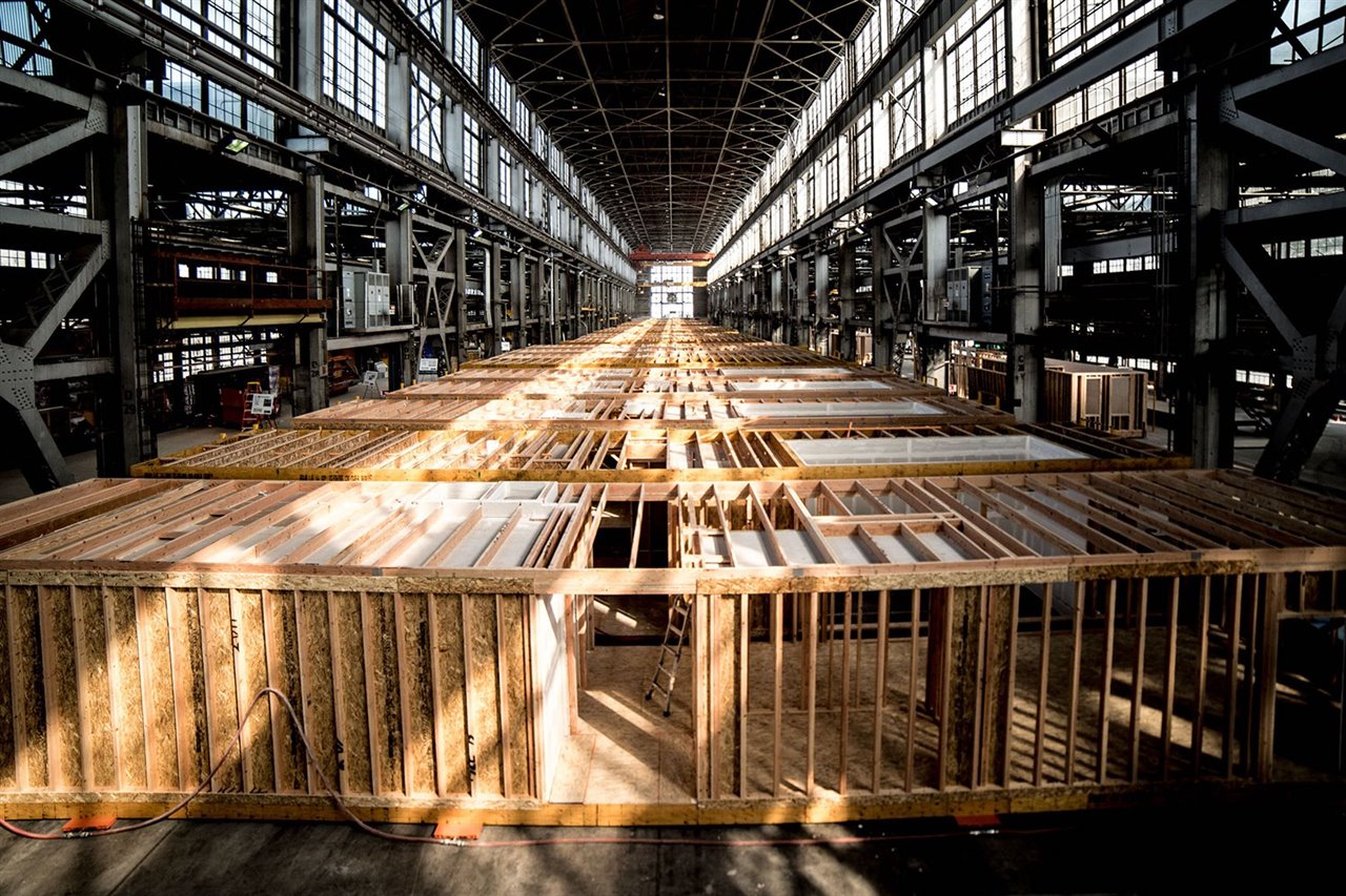 Factory OS, firma a la que apoyan financieramente Google y Amazon, pretende aplicar los procesos de una cadena de montaje a la producción de casas modulares.