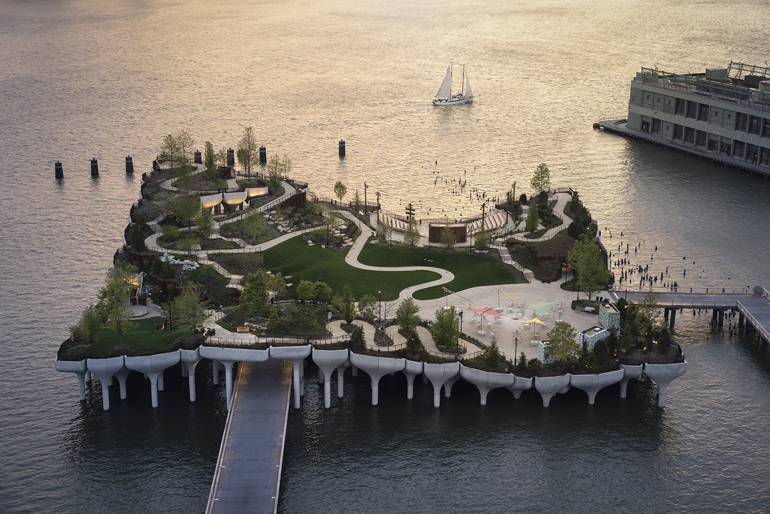 Little Island se alza junto a los restos del Muelle 54, una estructura de madera histórica que se preservó en parte para crear un hábitat para las especies acuáticas.