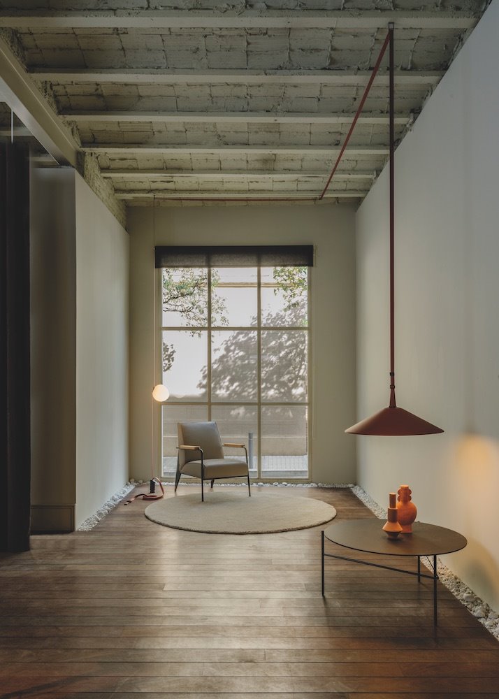 En total son seis las diferentes fuentes de luz y proporcionan tipologías específicas de iluminación: esfera, semiesfera, cono, spotlight, difusor lineal, bajo lineal... Una serie de anclajes mantienen la configuración deseada de pantallas a lo largo de la cinta textil.