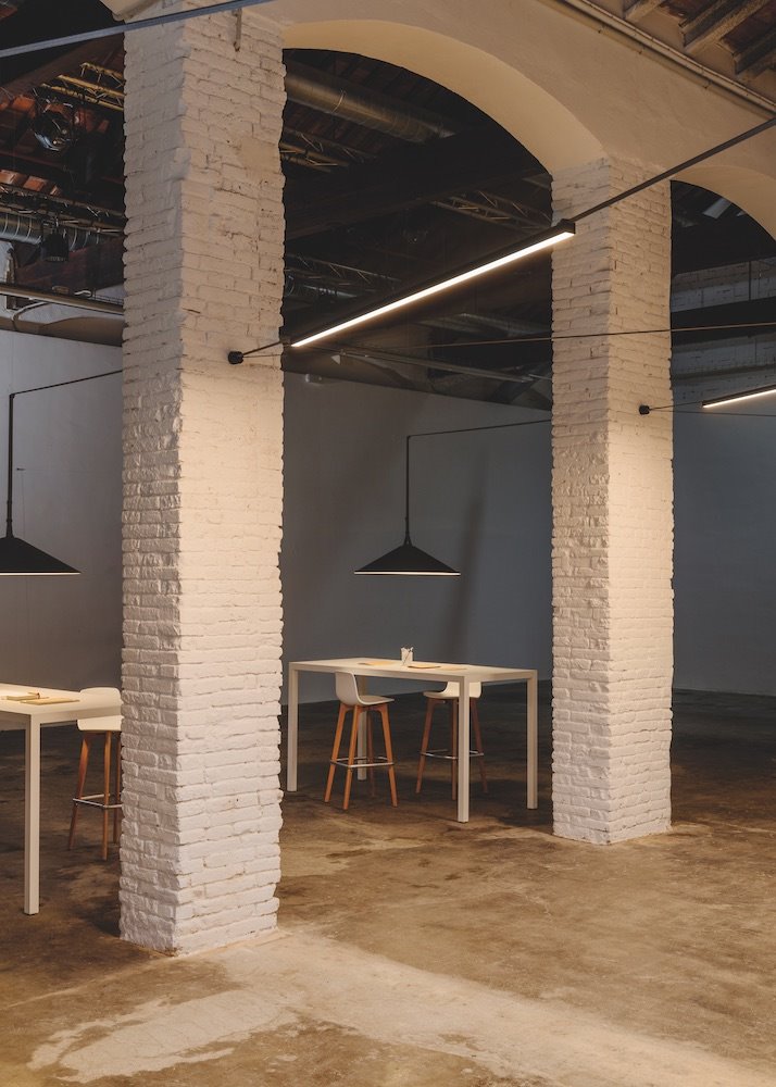 Plusminus es adecuado para crear tanto iluminación íntima en una casa o elaboradas esculturas de luz en edificios públicos. Cuando está sin tensar, la cinta dibuja elegantes composiciones en el espacio. En tensión, adquiere una presencia arquitectónica que puede funcionar como divisor de espacios o instalación artística en configuraciones verticales. 