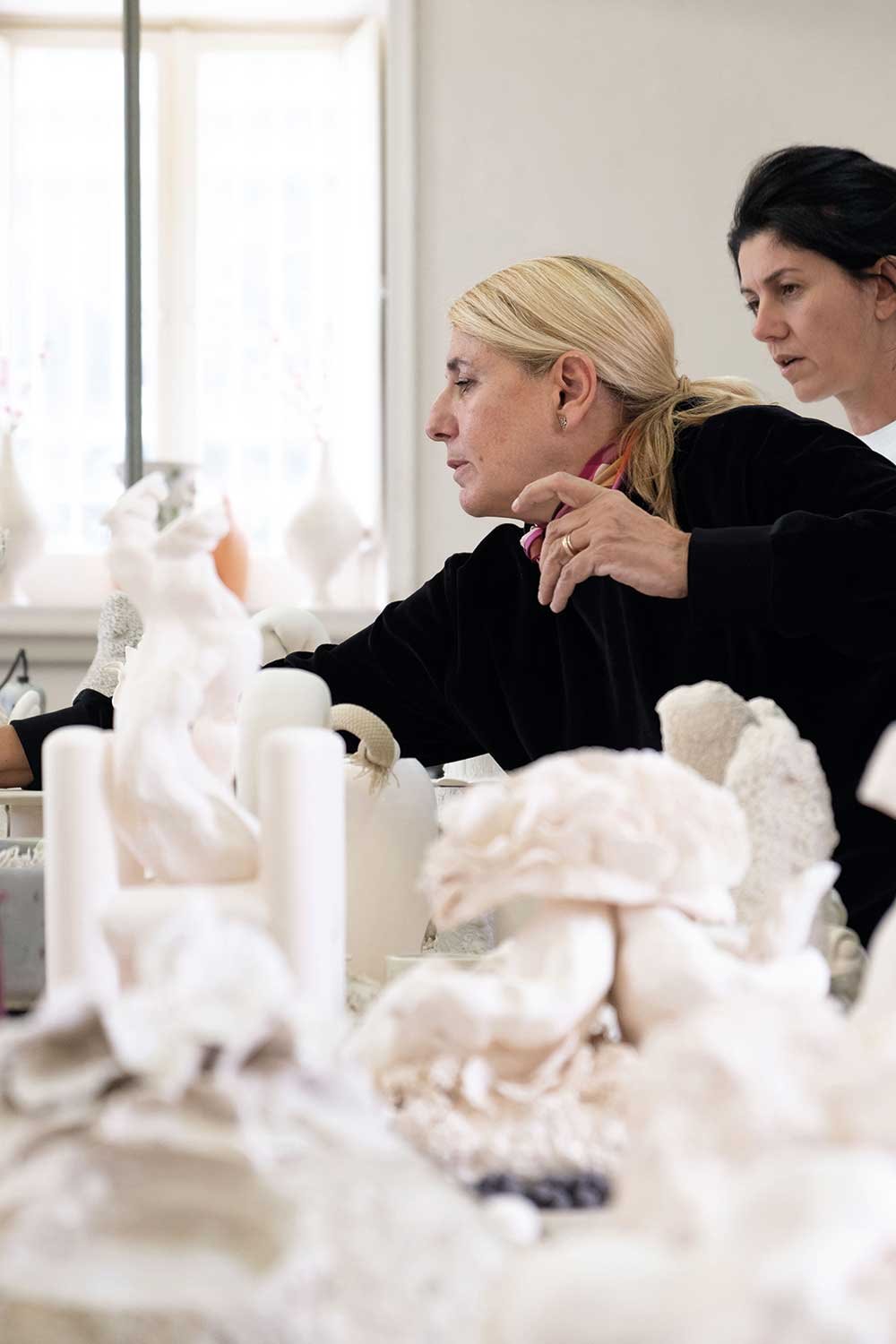 El último proyecto de Patricia Urquiola demuestra lo que un diseñador puede aportar a una manufactura histórica de porcelana.  