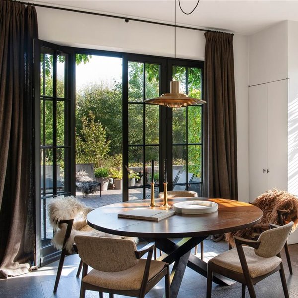 Casa moderna cálida comedor marrón con cortinas oscuras