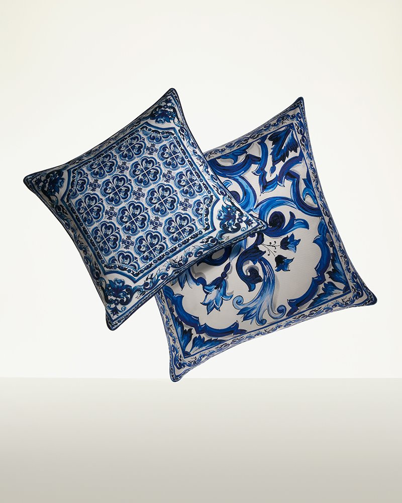 Cojines de terciopelo y seda con motivos Blu Mediterraneo.