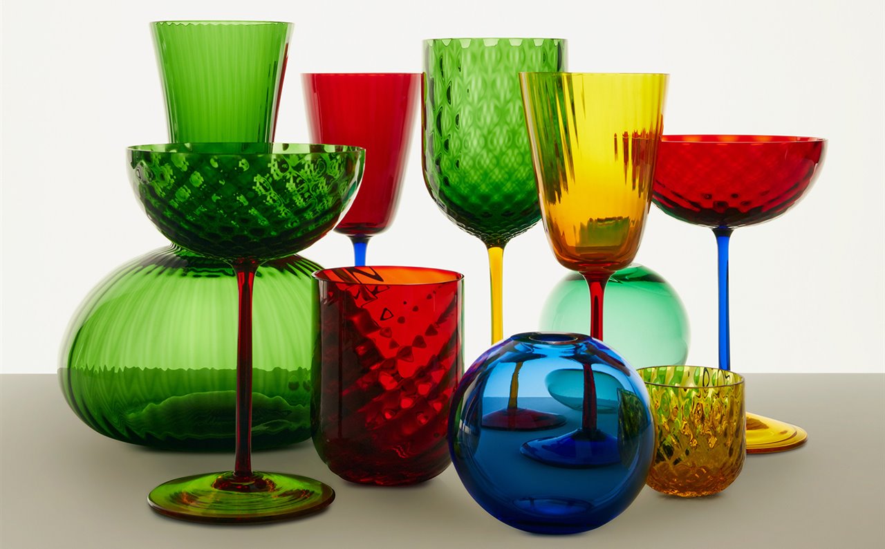 La cristalería está realizada con vidrio de Murano soplado a mano, un tributo a la artesanía italiana.