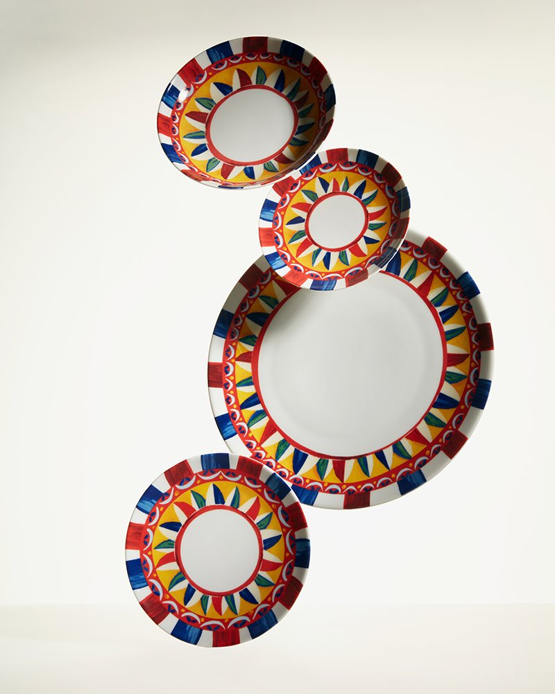 Platos de porcelana con motivos Carretto Siciliano.