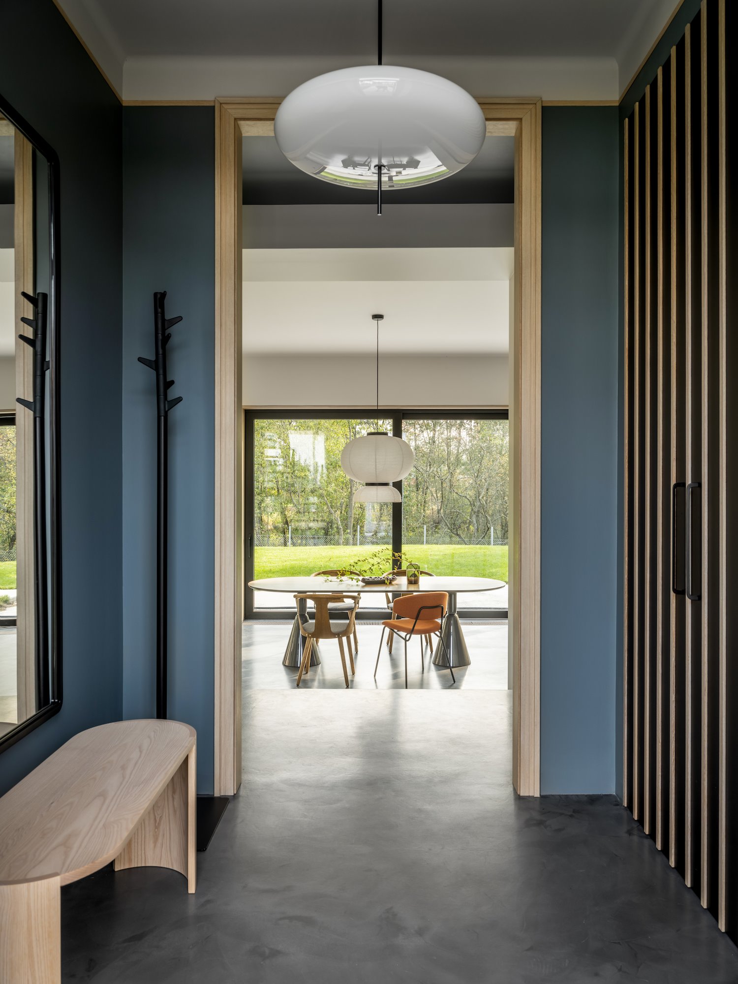 0 banco de madera pared azul 
