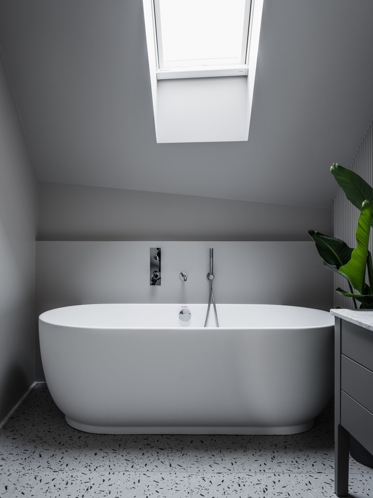 0 baño gris con bañera 