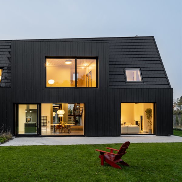 Una cálida casa de madera negra de la que sacar muy buenas ideas