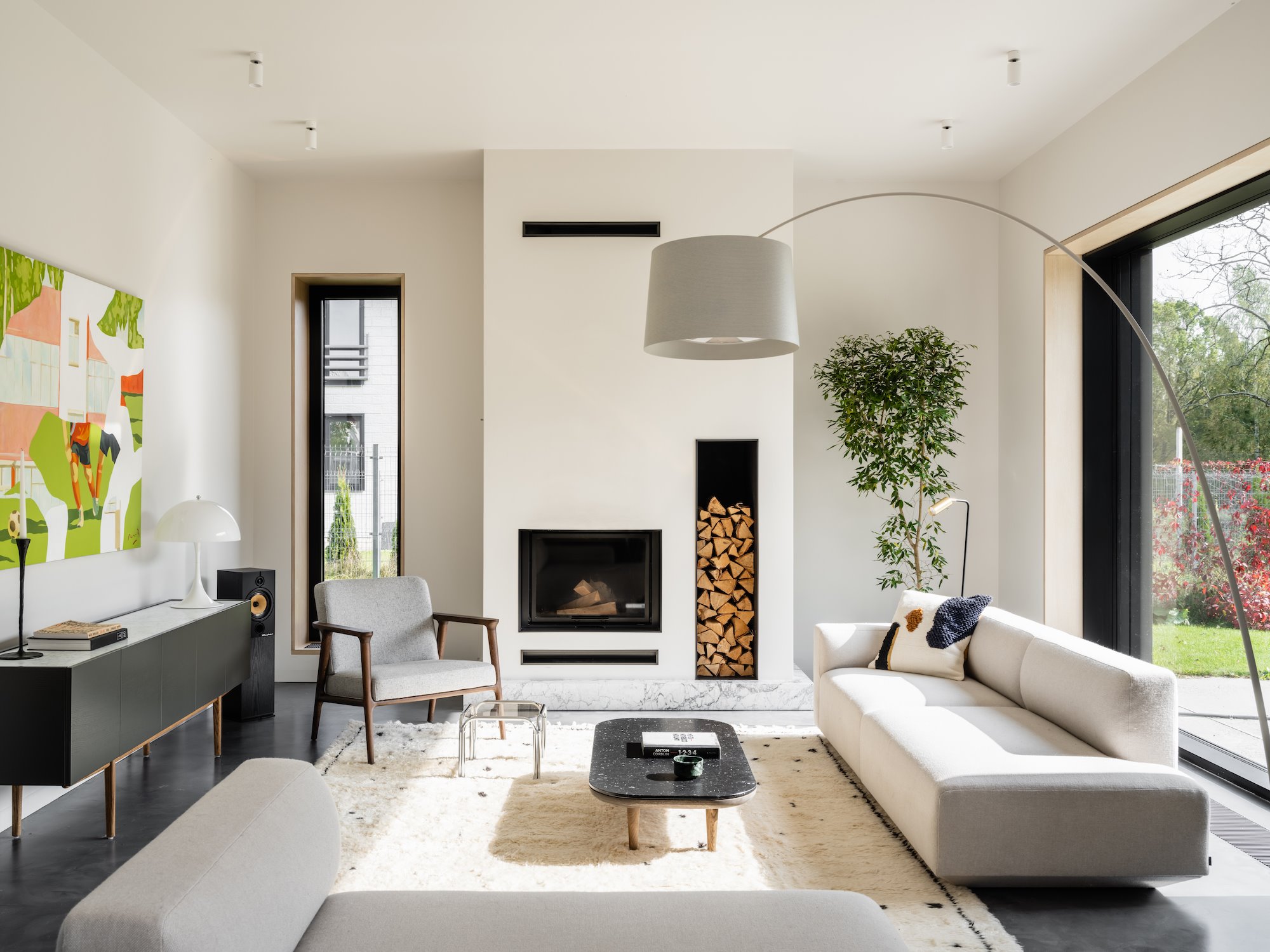 0salon con sofá blanco y chimenea empotrada