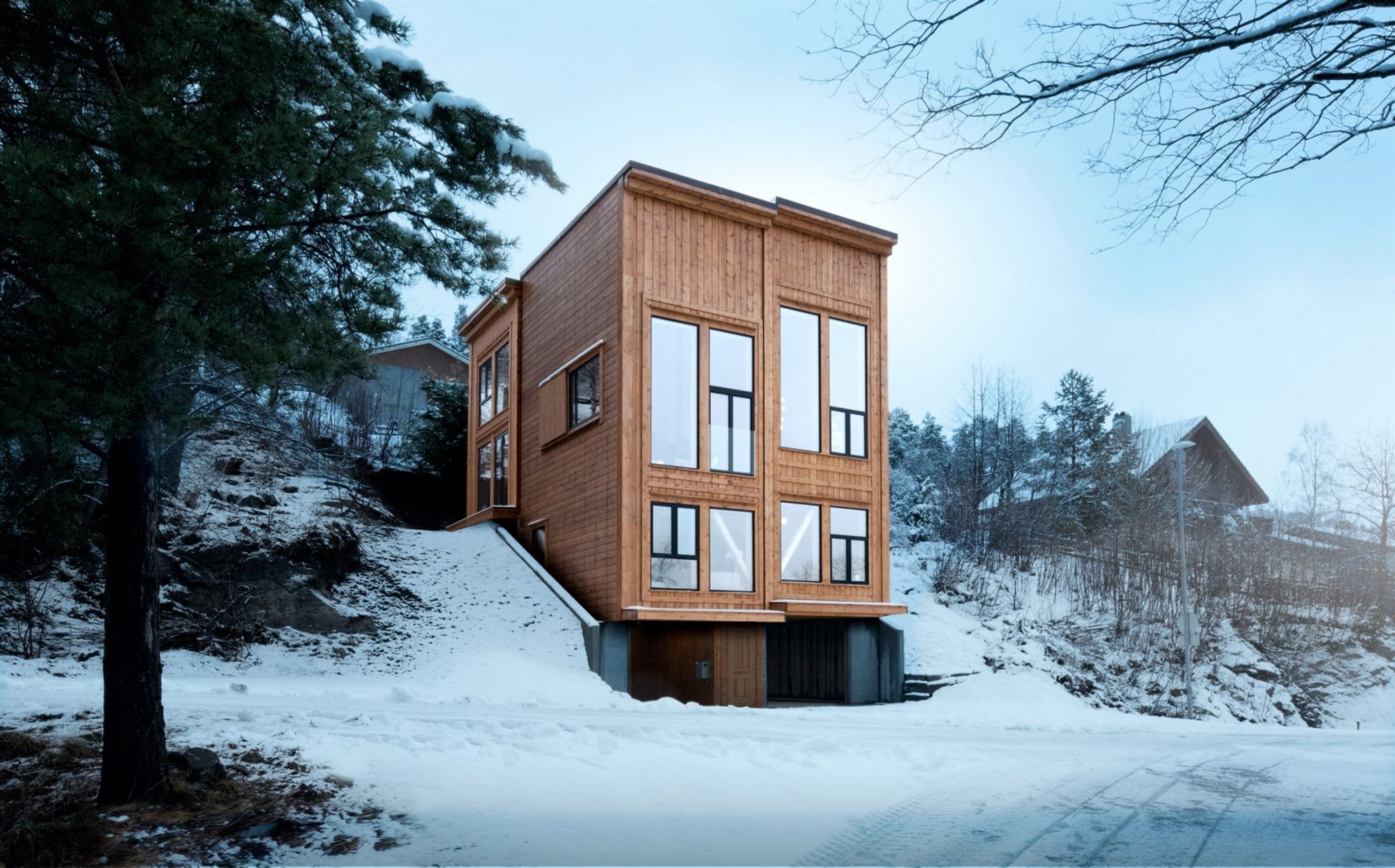 Fachada de madera de una cabaña en la nieve