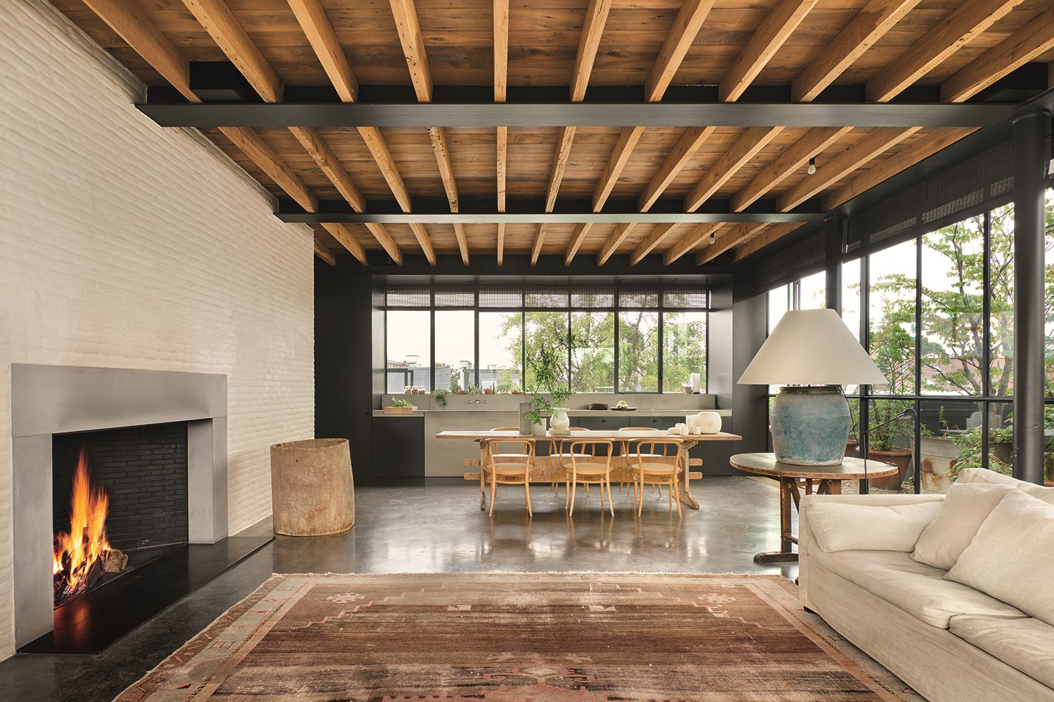 apartamento amberes vincent van duysen salón con chimenea y sofá