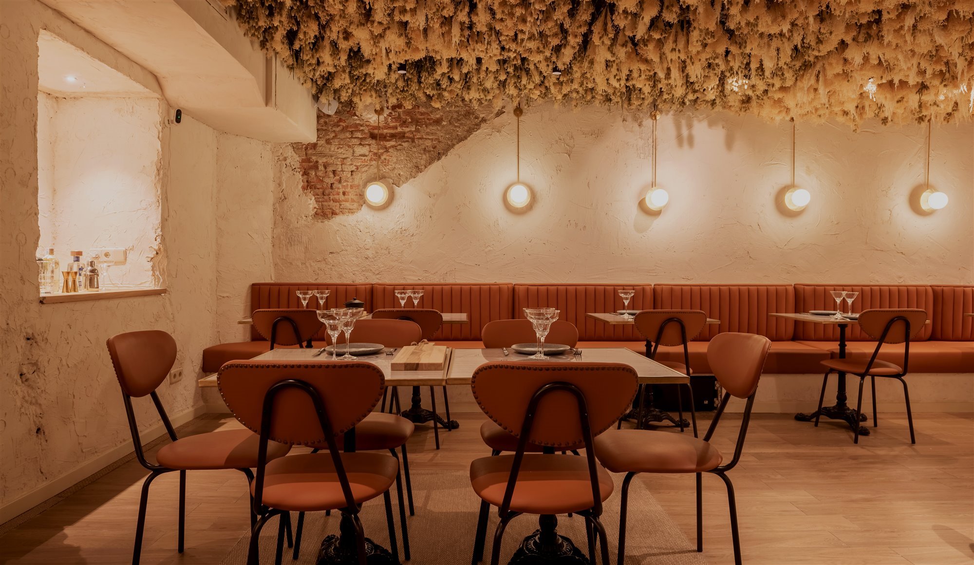 El estudio Juan Bengoa firma el interiorismo de Sal Mestiza, con los tonos de la naturaleza como protagonistas.